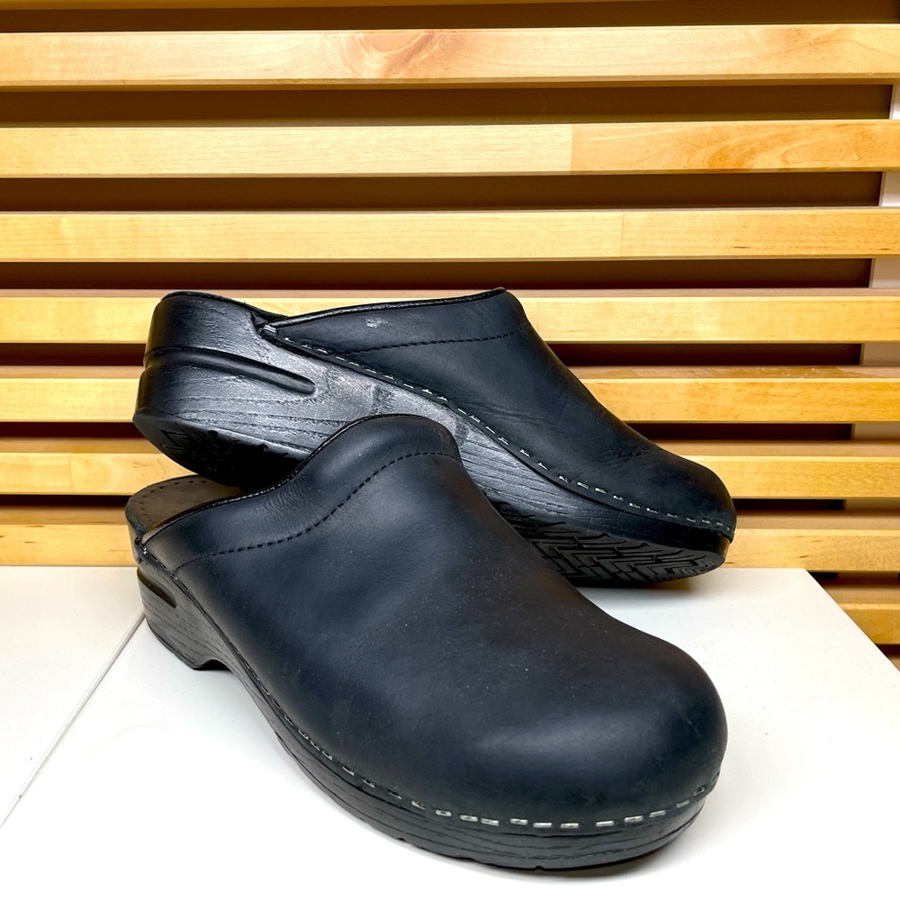 Black Dansko Clogs Sz 39 (US 8.5)